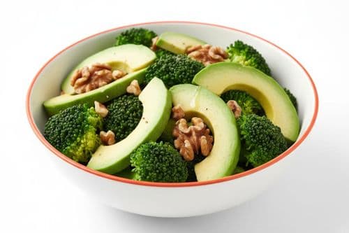 Salade de brocolis, avocat et noix