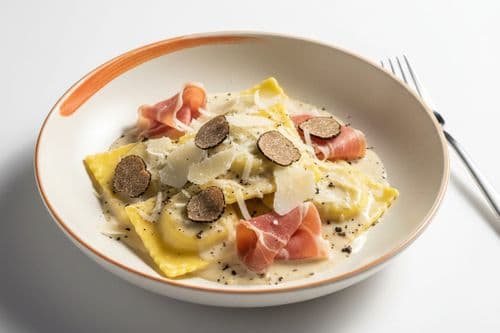 Ravioles aux truffes, jambon et copeaux de parmesan